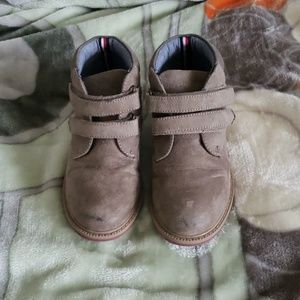 Toddler boy hi botties